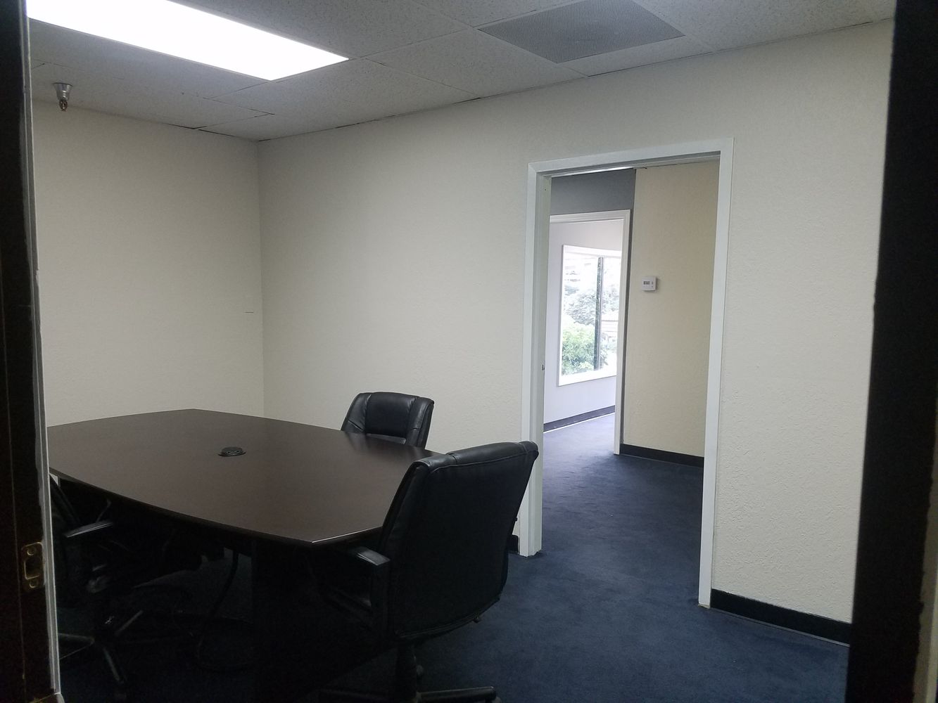 NICE LAY-OUT, GREAT LOCATION. FOR LEASE BY OWNER. 3 ROOM OFFICE.